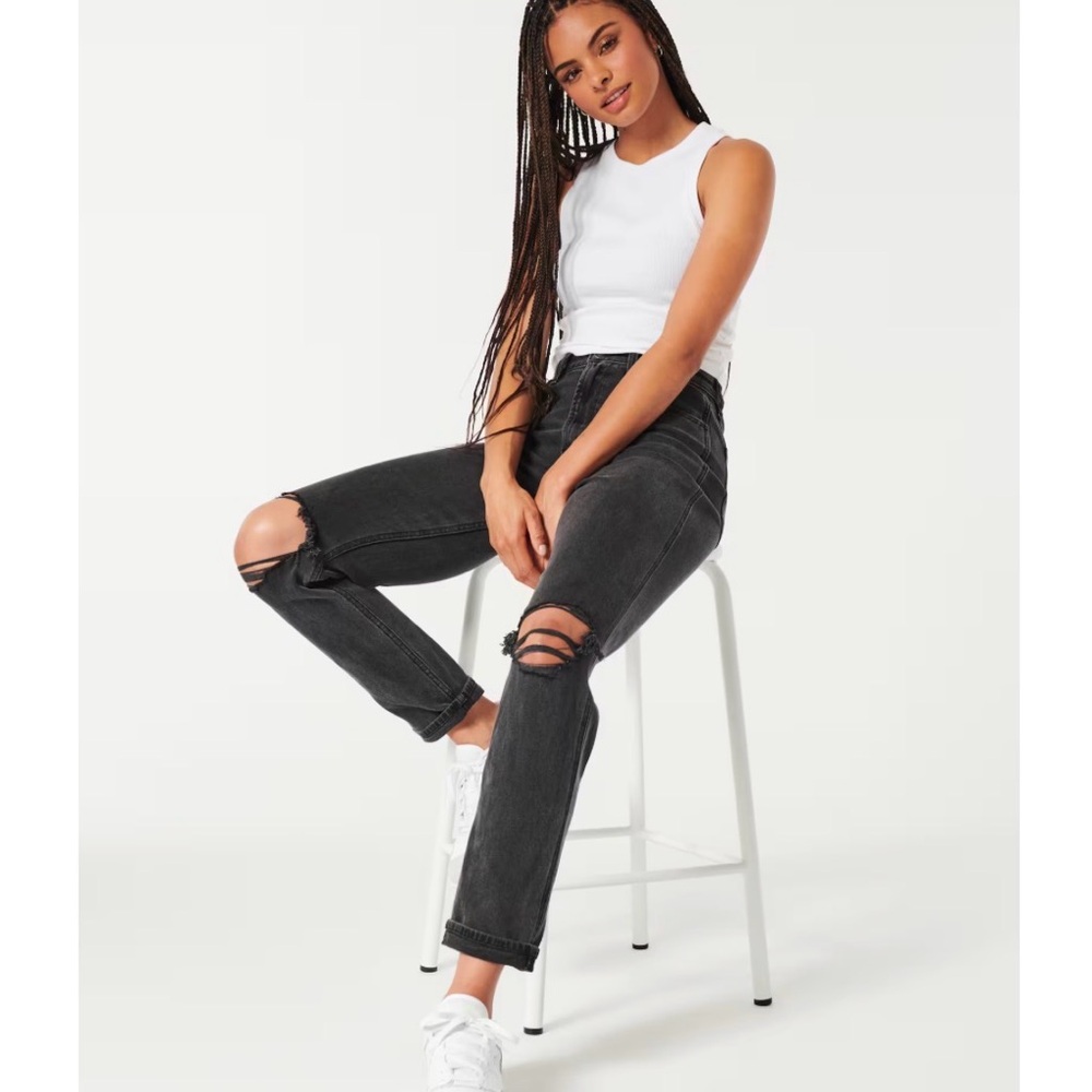 Hollister Black Distressed Curvy Ultra High-Rise Mom Jean- size w24 short